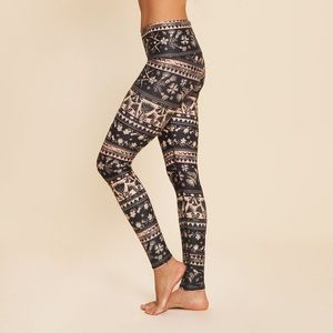 Teeki moon flower hot pants yoga